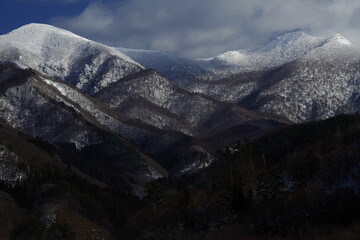 乒乓球正手平击发球的要点是什么？